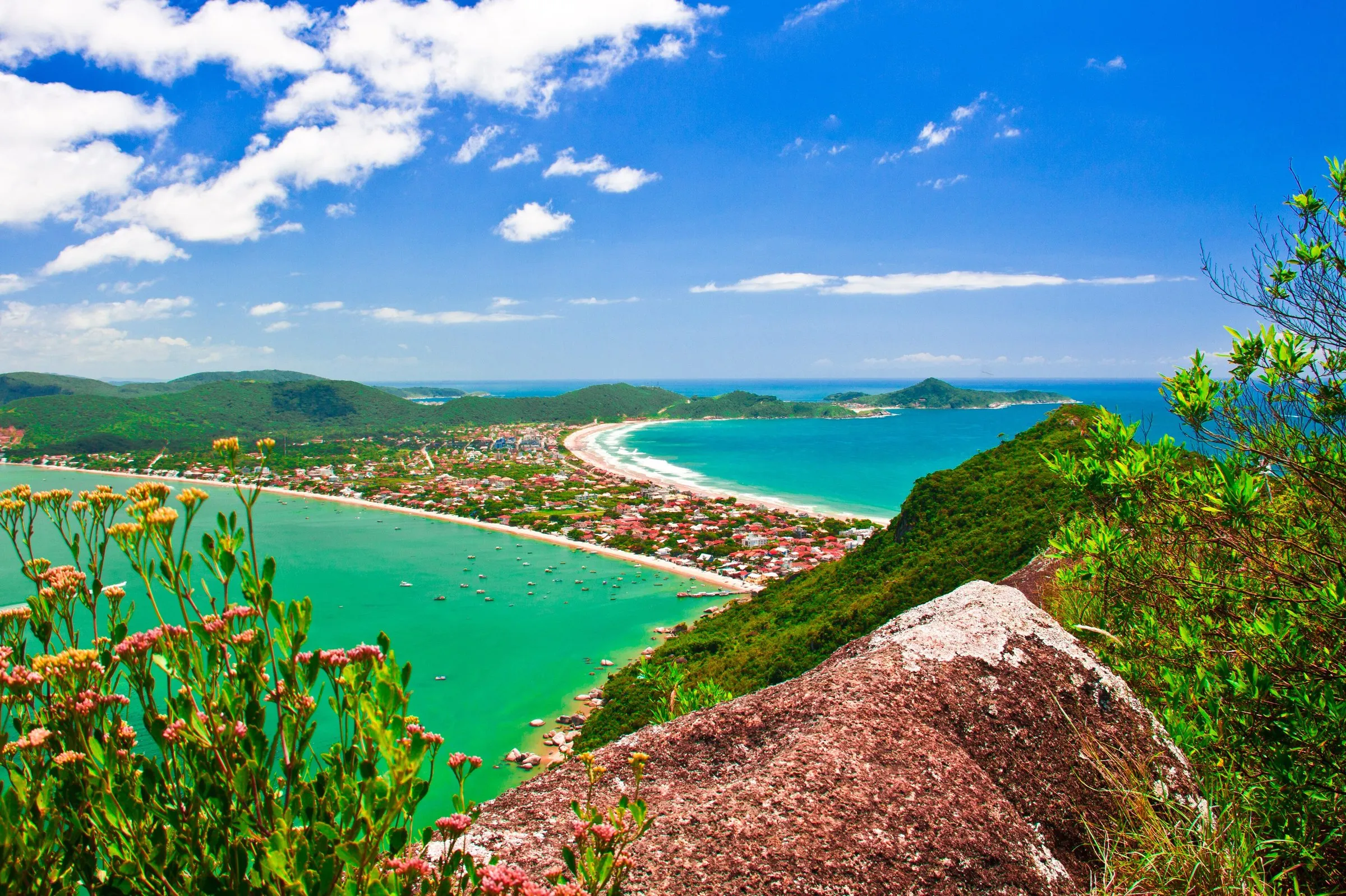 Vista desde el Morro do Macaco: la bahía verde de Canto Grande y, al fondo, la playa de Mariscal